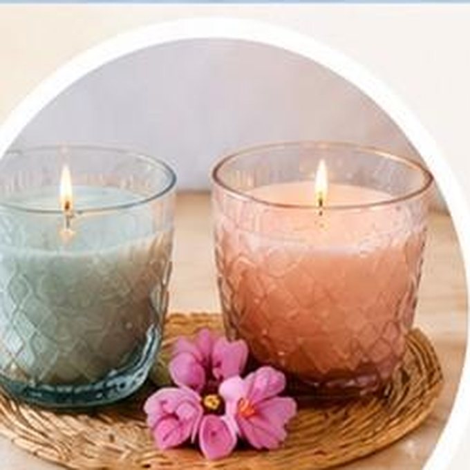 Velas en recipientes de vidrio de color